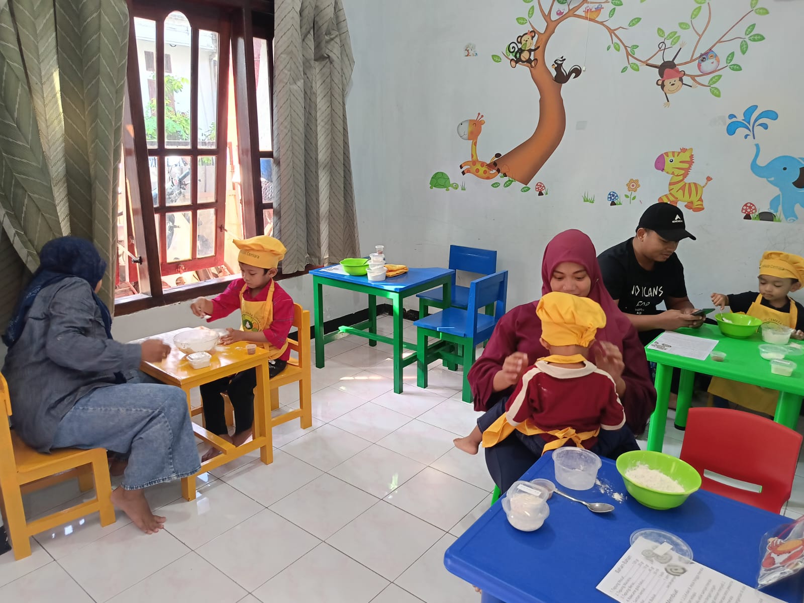Serunya Memasak Kuping Gajah Tanpa Terigu di Rumah Belajar Inklusif Cemara Sidoarjo !